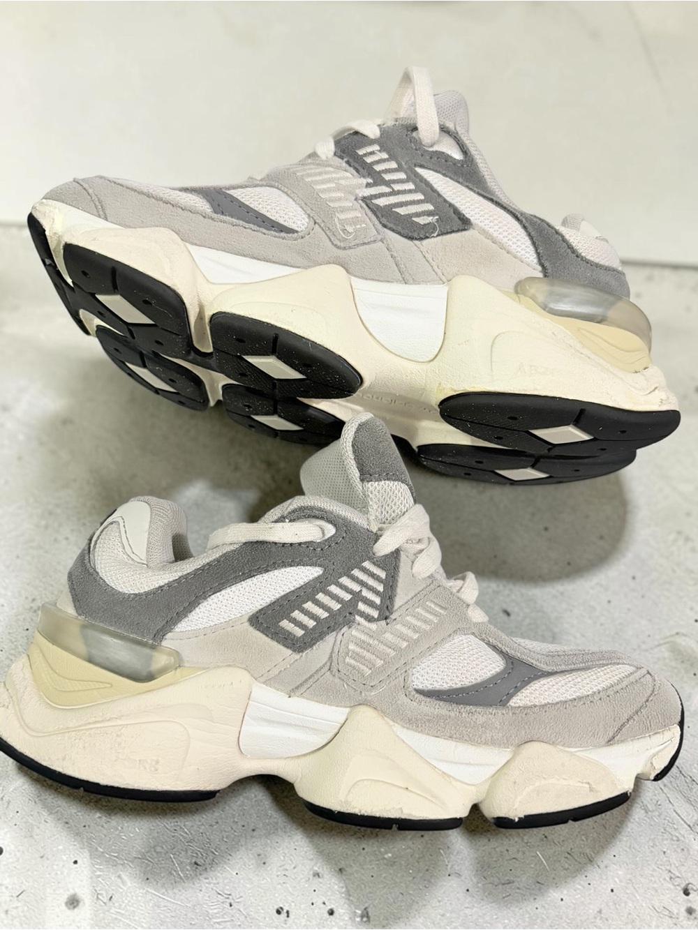 New Balance Chunky 9060 Sneakers in Gray, Cream & Red Accent Size Boys 1.5 - Picture 4 of 8